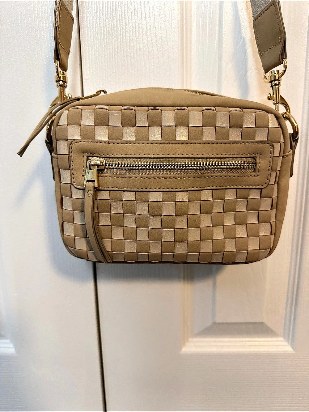 Universal Thread Woven Crossbody Bag in Beige